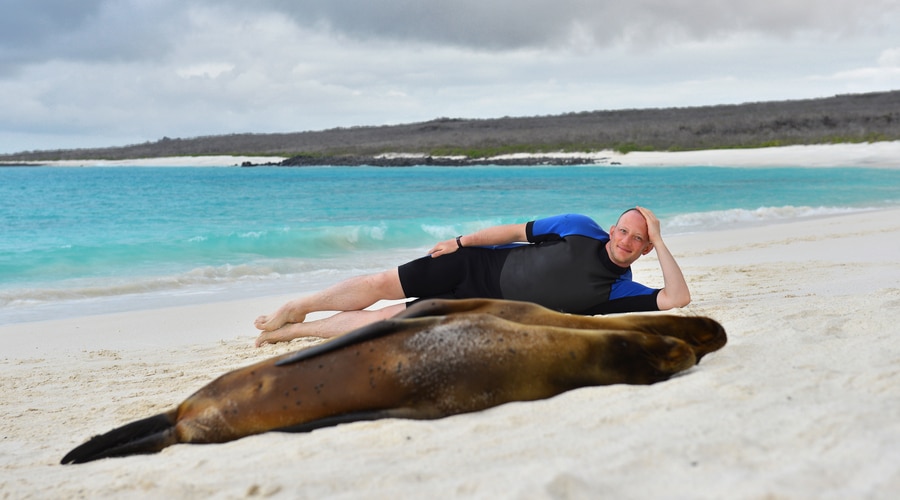 turista con leone di mare, galapagos