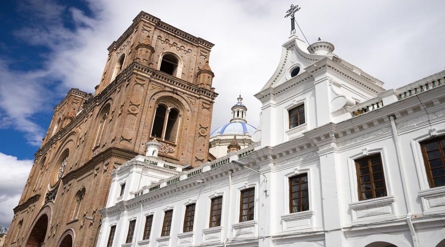 colonial-buildings-in-Cuenca-Ecuador
