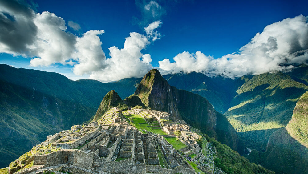 Veduta panoramica di Machu Picchu e del monte Huayna Picchu, Perù