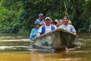 Amazzonia: ecco la foresta pluviale più grande del Pianeta_turisti in barca