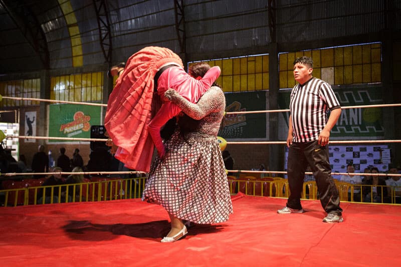 Il wrestling delle cholitas a La Paz: la forza delle donne fa spettacolo!