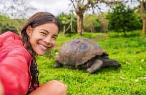 Viaggi e Tour alle Galapagos: 5,6,7,8,10 giorni, prezzi, programmi_selfie con tartaruga
