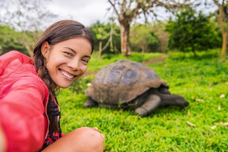 Viaggio_Galapagos_cosa_vedere_cosa fare_guida_selfie con tartaruga