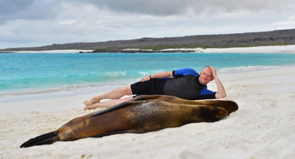 Galapagos diario di viaggio - racconto di un tour di 10 giorni_turista con leone di mare