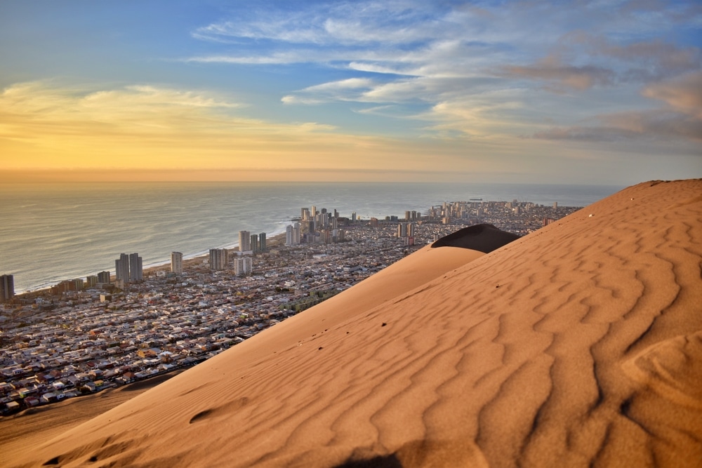 Vista di Iquique e dell’oceano Pacifico dalla duna del Cerro Dragón, Cile
