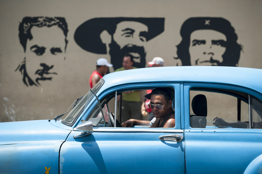 Auto-con-murales-Che-e-rivoluzionari, cuba