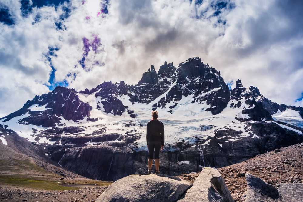 Escursionista davanti al Cerro Castillo