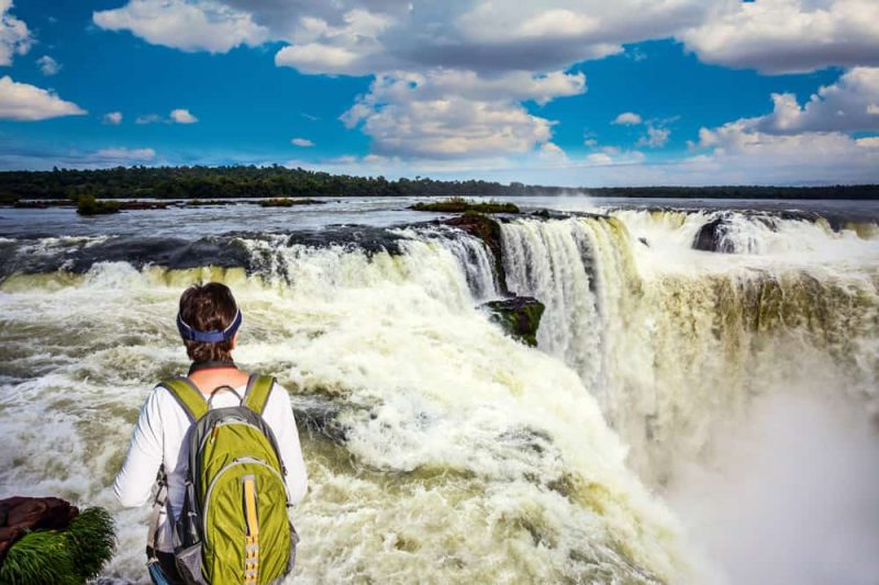 Iguazú_persona che ammira la cascata